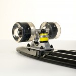 Πλαστικό mini cruiser skateboard 22.5'' μαύρο με LED ρόδες Fish